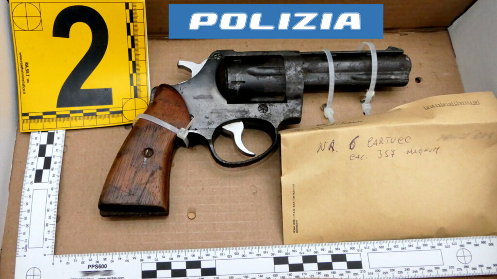 adn24 catania | arriva la polizia e lancia dal balcone un borsone pieno di armi arrestato