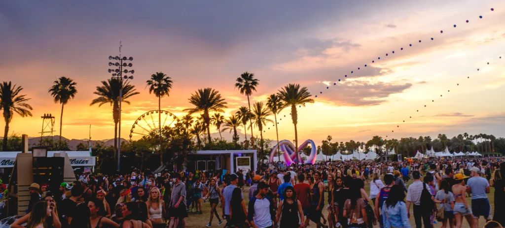 adn24 gossip | fedez e chiara ferragni sempre più distanti lui vola al coachella lei a casa con la mamma