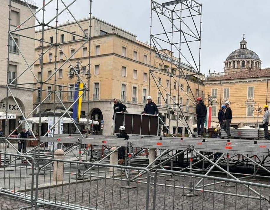 adn24 parma | in piazza garibaldi allestito il palco per il concerto del 25 aprile