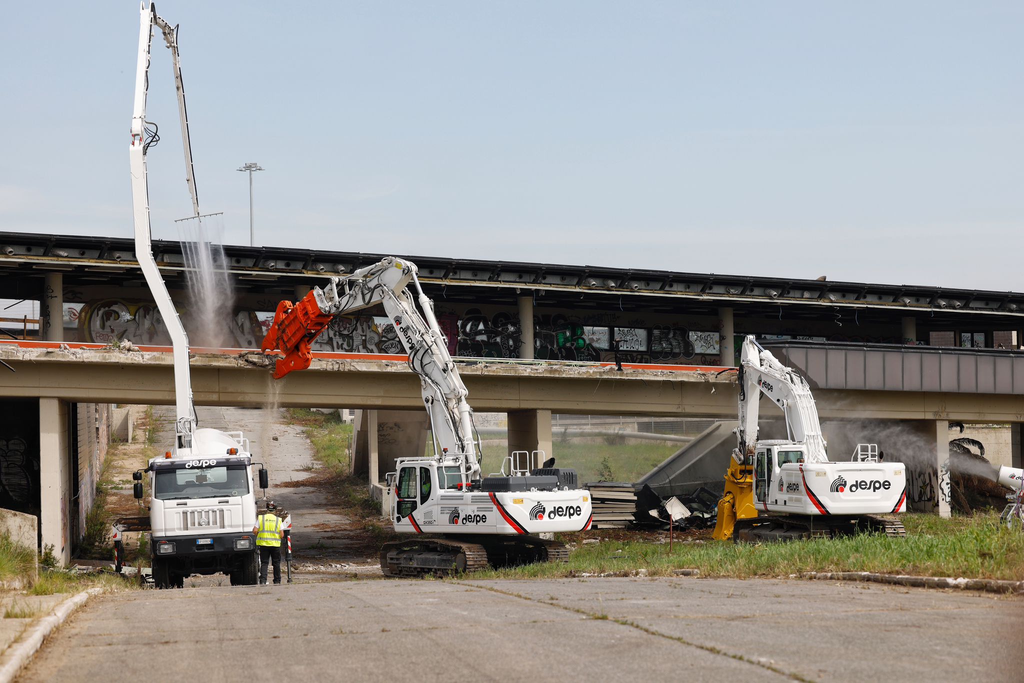 adn24 roma | iniziata demolizione dellex centro alitalia al suo posto anche 320 abitazioni