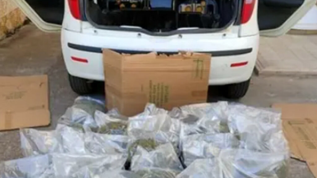 adn24 cagliari | corre a tutta velocità sulla statale 131 in auto trovano 31 kg di droga arrestato