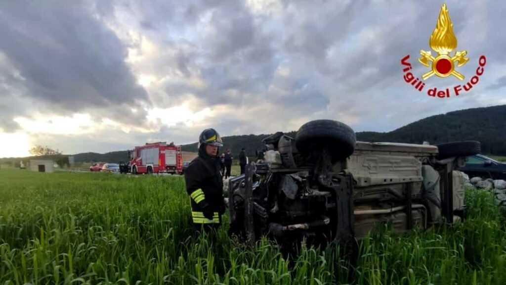 adn24 fasano br | auto finisce fuori strada e si ribalta