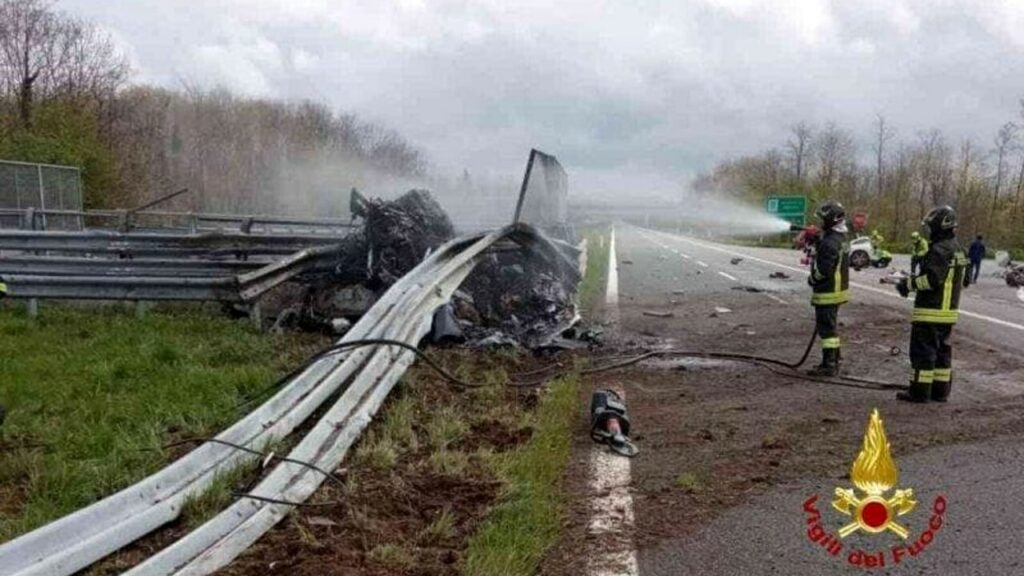 adn24 vercelli | ferrari carbonizzata dopo incidente identificata una delle vittime è un noto dj