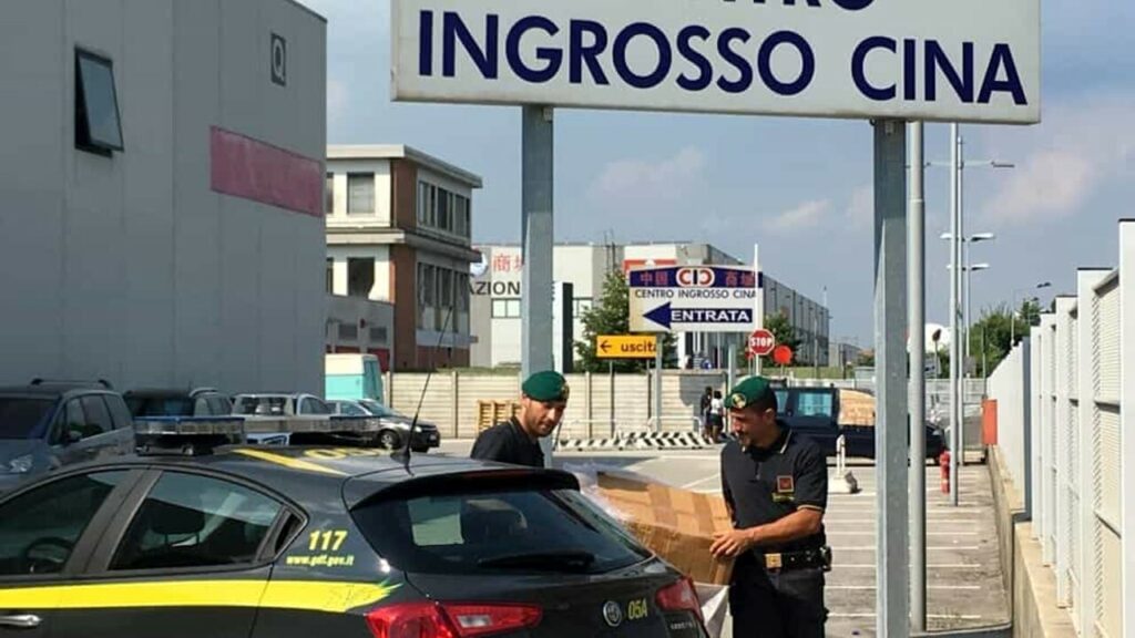 adn24 milano e padova | maxi sequestro 2 milioni e 400mila articoli cinesi non a norma