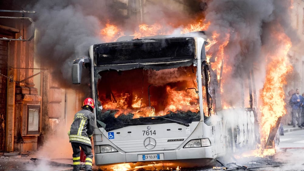 adn24 roma | bus tpl prende fuoco tre intossicati