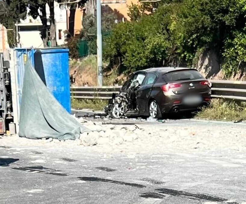 adn24 roma | brutto incidente sulla casilina tra due auto e un furgone 2 feriti