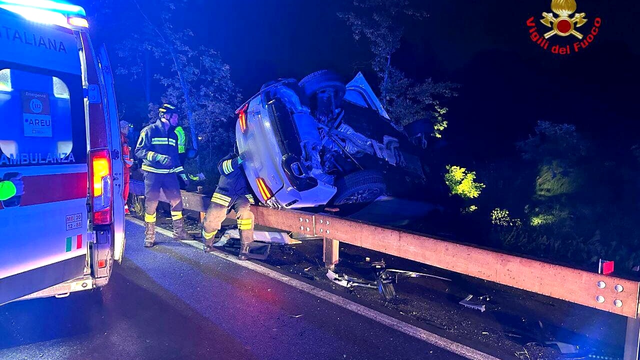 adn24 biassono mb | auto si ribalta e finisce fuori strada due ragazzi incastrati nellabitacolo