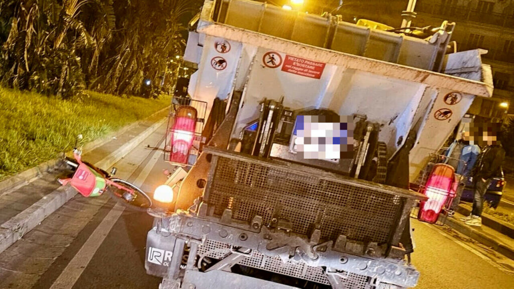 adn24 napoli | investita da un camion della nettezza urbana mentre è in bici perde la vita 27enne