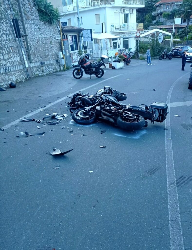 adn24 taormina | tragico incidente stradale centauro in fin di vita dopo scontro frontale con unaltra moto