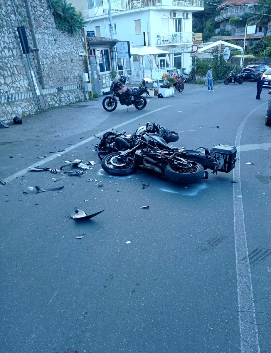 adn24 taormina | tragico incidente stradale centauro in fin di vita dopo scontro frontale con unaltra moto