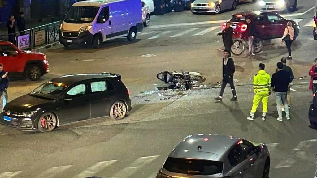 adn24 torino | terribile incidente in via gorizia motociclista si schianta contro unautomobile