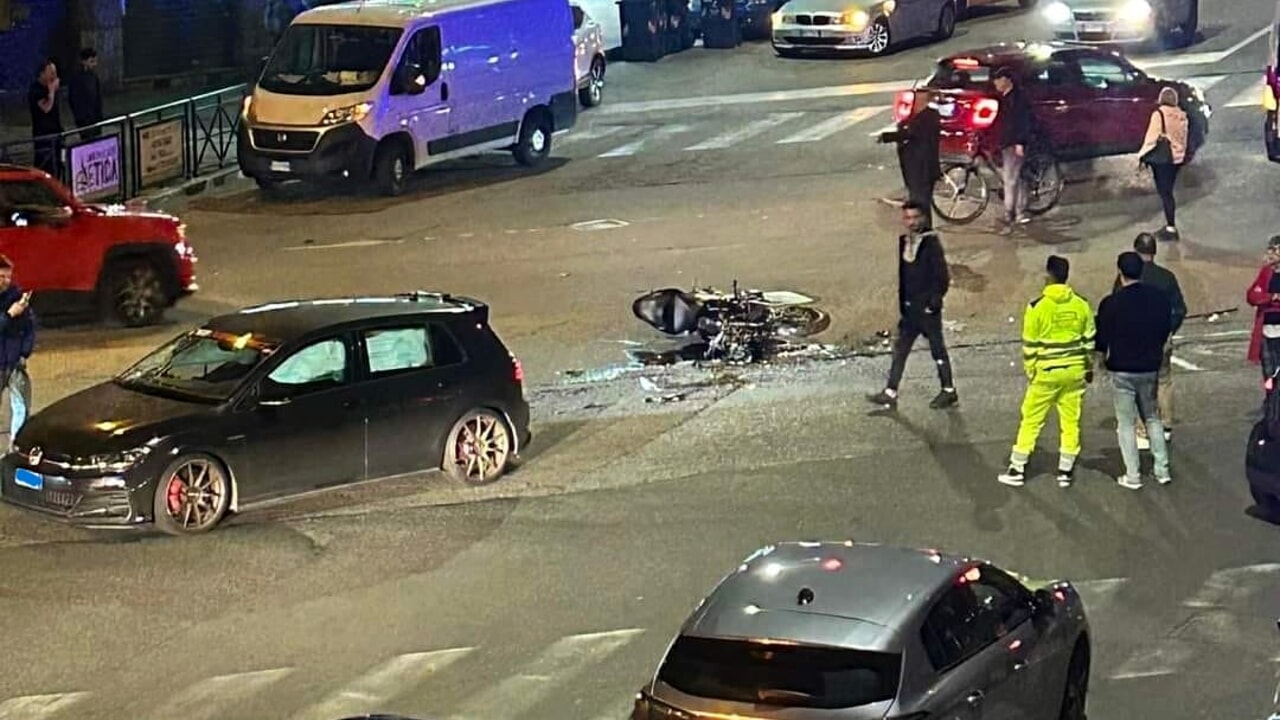  ‣ adn24 torino | terribile incidente in via gorizia: motociclista si schianta contro un'automobile