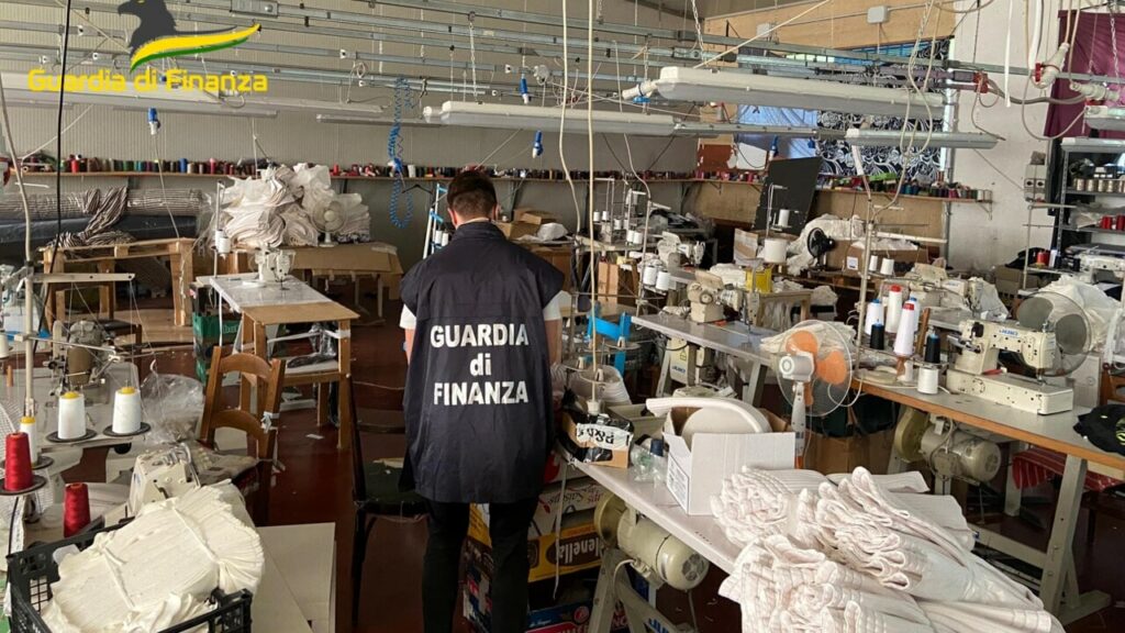 adn24 treviso | due laboratori tessili cinesi chiusi dalla guardia di finanza