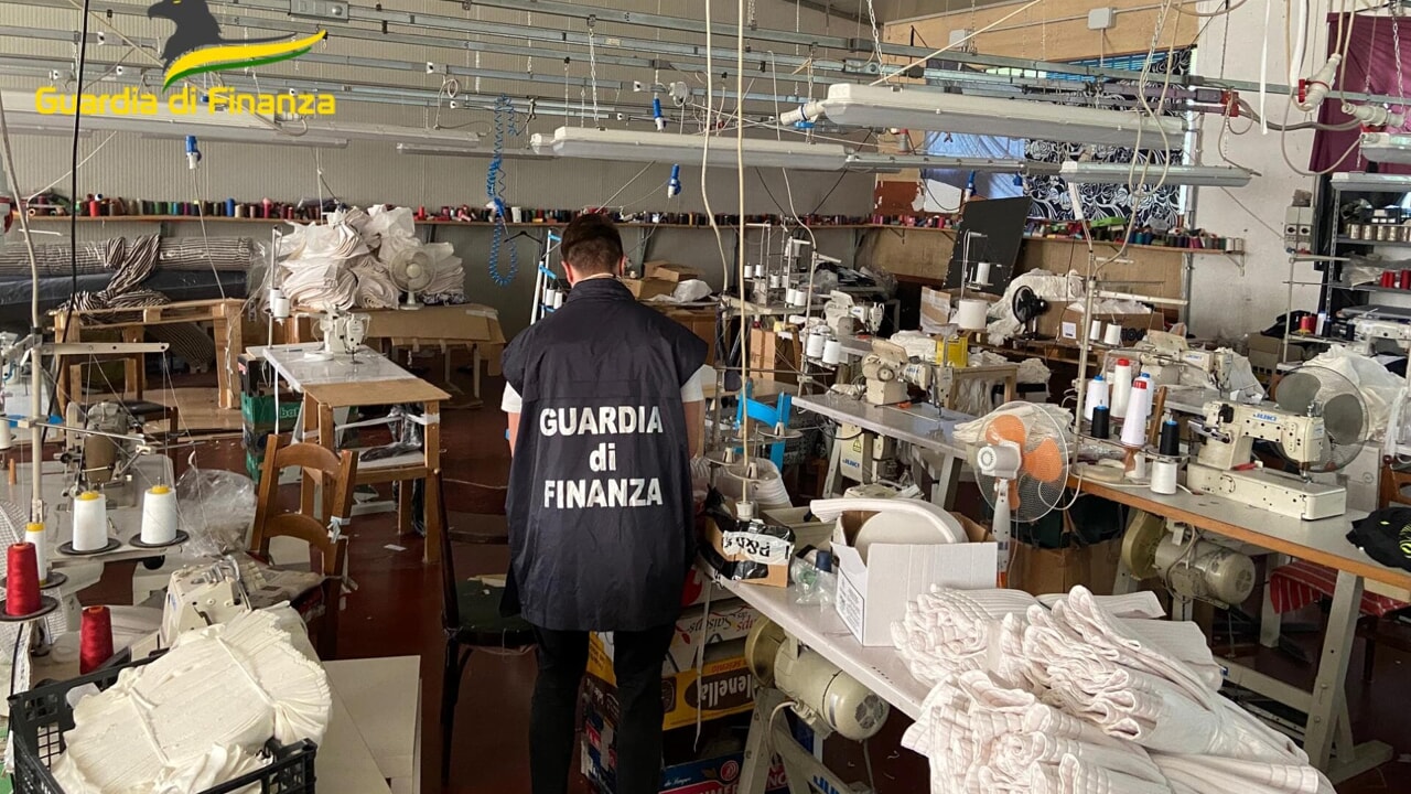  ‣ adn24 treviso | due laboratori tessili cinesi chiusi dalla guardia di finanza