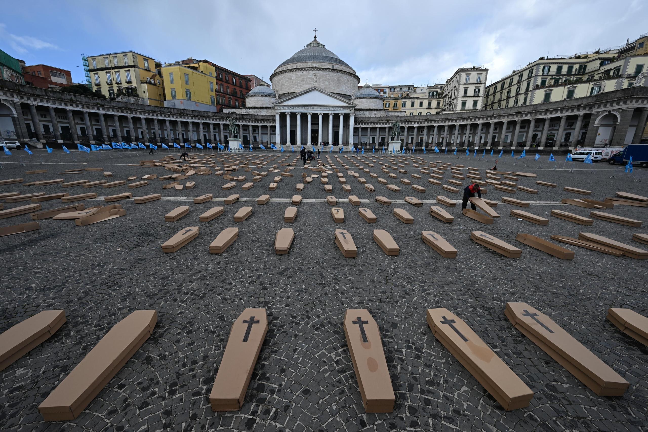 adn24 napoli | a piazza plebiscito 500 bare per simboleggiare i morti sul lavoro