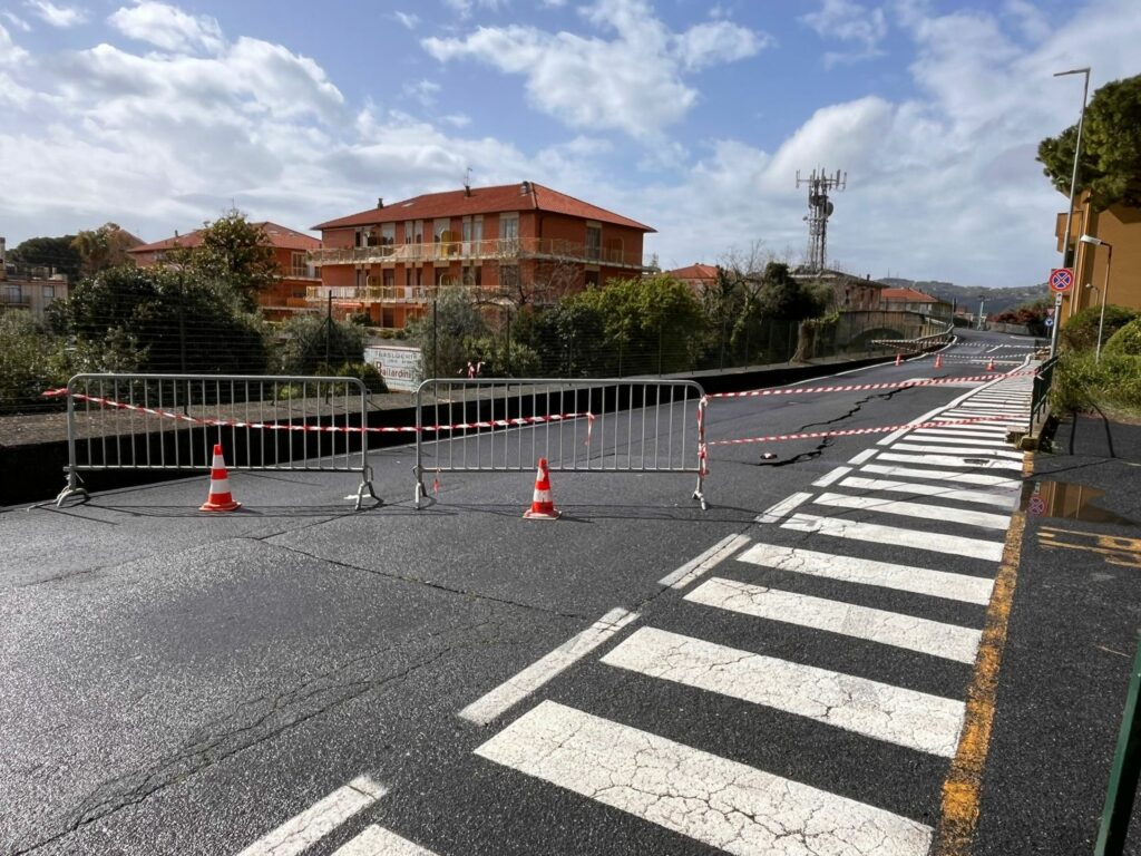 adn24 san bartolomeo im | cede lasfalto in via marconi chiusa la strada per sicurezza