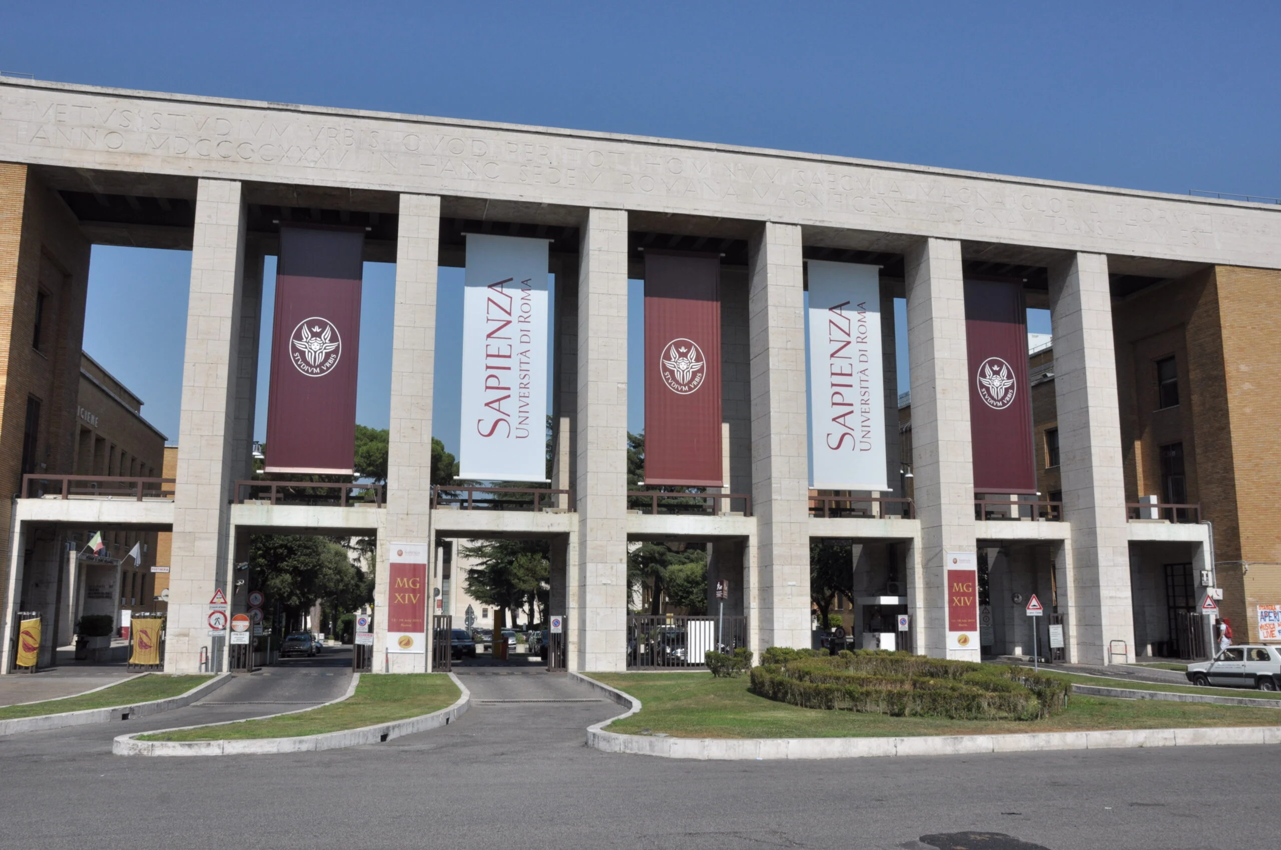 adn24 roma | studenti sapienza da ieri incatenati e in sciopero della fame