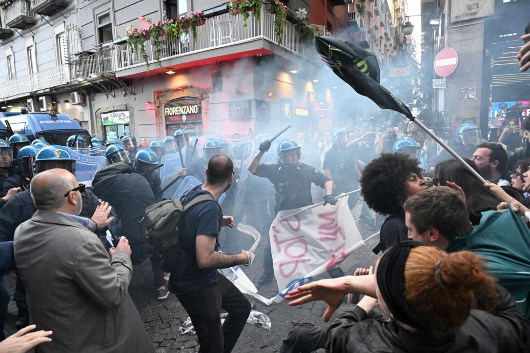 adn24 napoli | protesta contro la nato violenti scontri manifestanti polizia