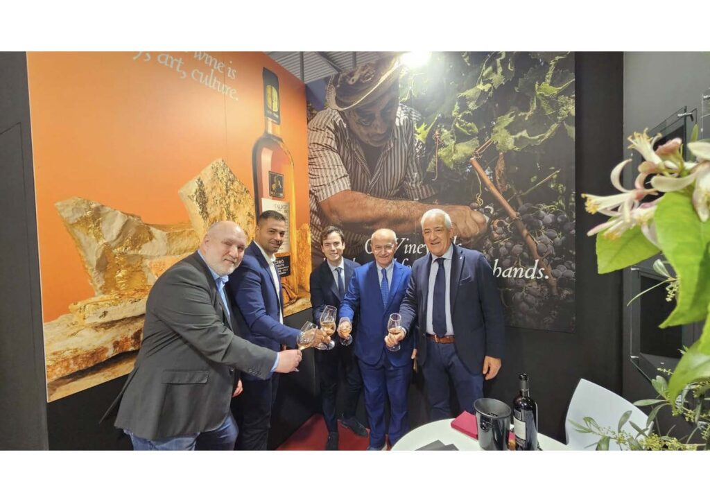 adn24 vinitaly | il puntalice bio di senatore vini trionfa come miglior rosè biologico successo per la calabria