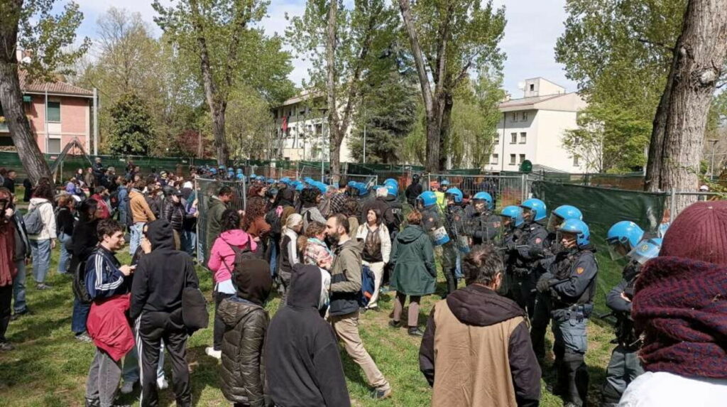 adn24 bologna | durante sgombero di un parco scontri tra gli attivisti e le forze dellordine 10 agenti feriti