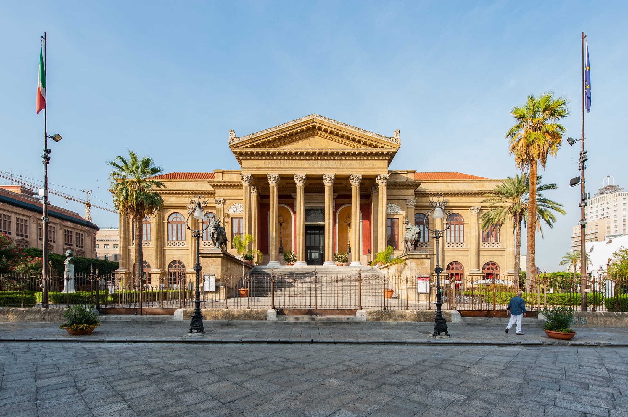 adn24 palermo | sedicenne preso a pugni in faccia dal branco davanti al teatro massimo