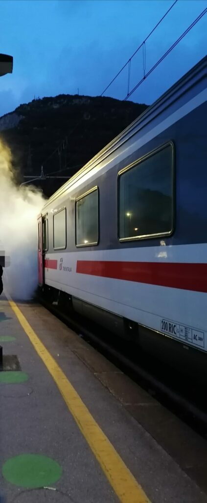 adn24 milano | treno travolge un uomo nel milanese traffico interrotto