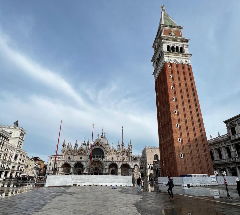 adn24 venezia | pezzi di cemento armato cadono dal campanile di san marco