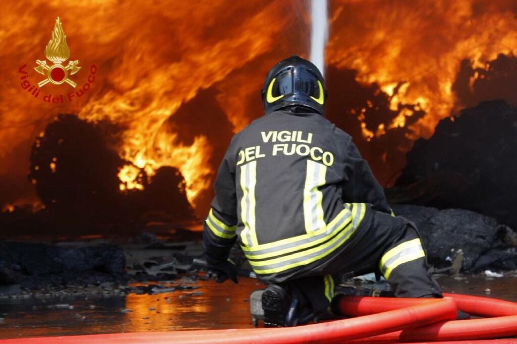 adn24 acri | incendio devastant auto distrutte famiglie evacuate e intervento eroico dei soccorritori