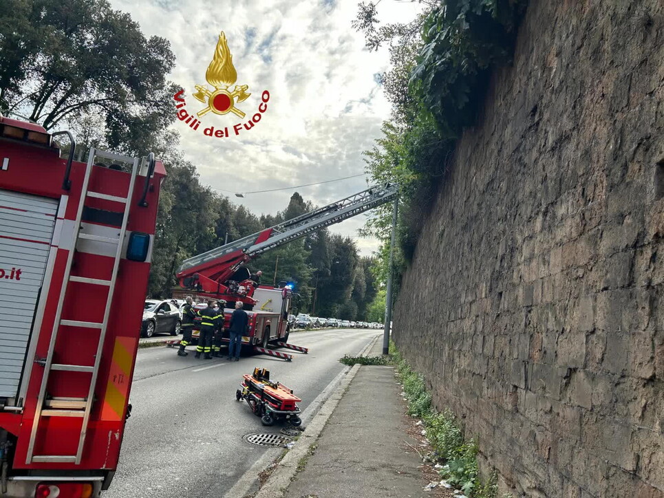 adn24 roma ragazza precipita dalla terrazza del pincio ferita