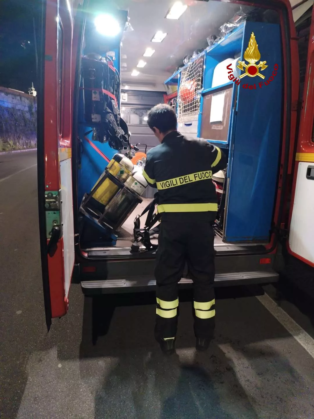 adn24 genova | incendio in una sala slot intervento notturno dei pompieri