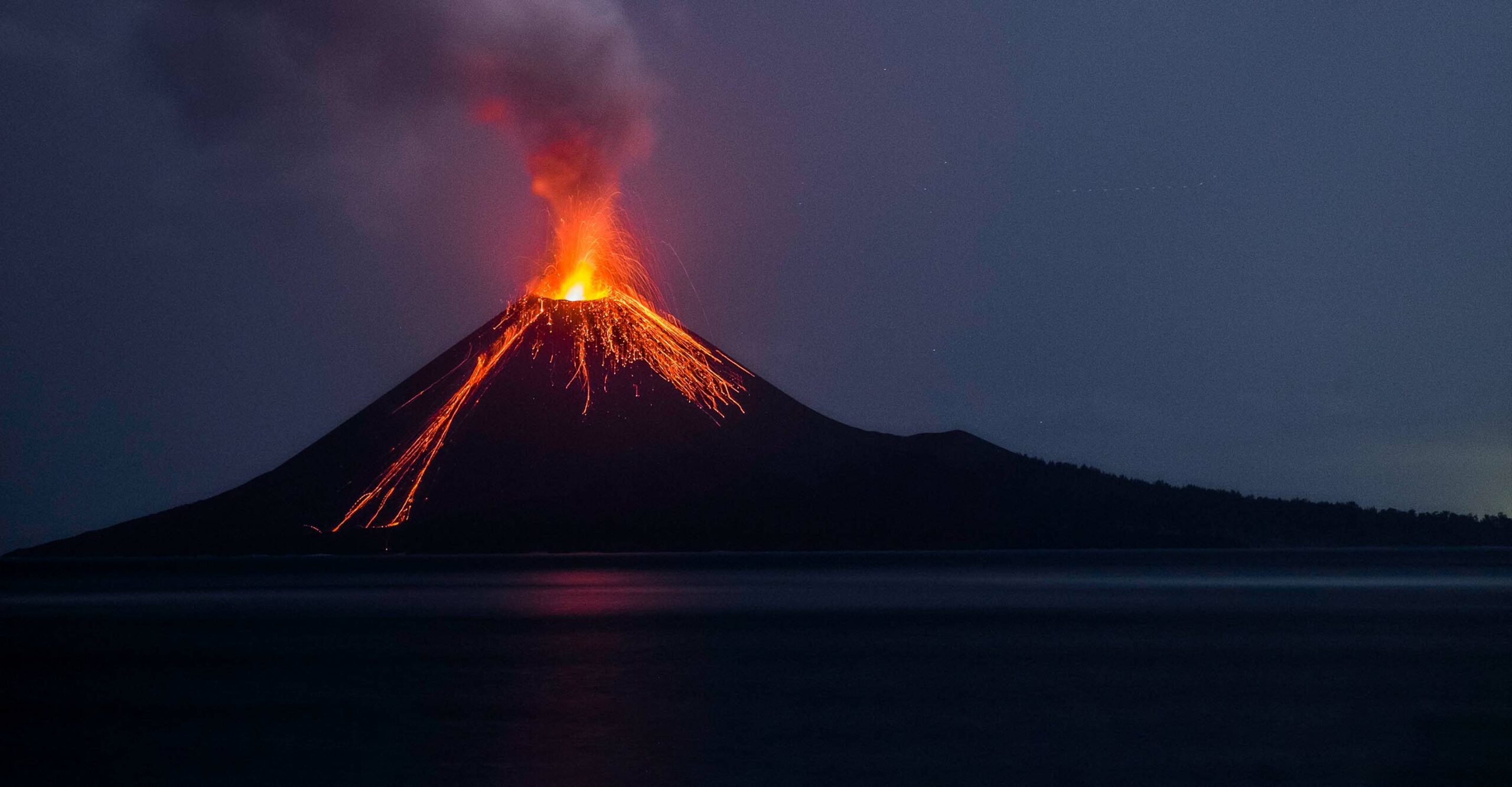 adn24 indonesia | eruzione del vulcano ruang autorità emettono il più alto livello di allerta