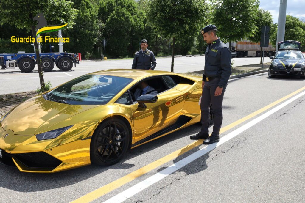 adn24 varese | contrabbando di autovetture di lusso con targa svizzera sequestrate cinque supercar