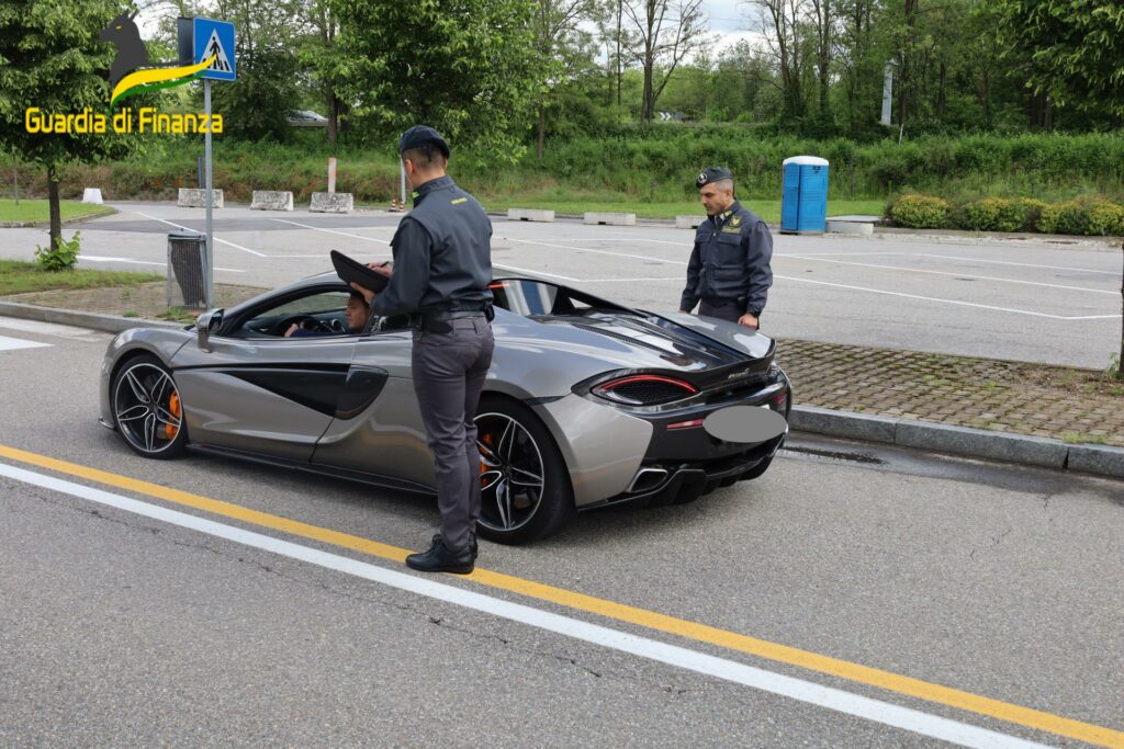  ‣ adn24 varese | contrabbando di autovetture di lusso con targa svizzera. sequestrate cinque supercar