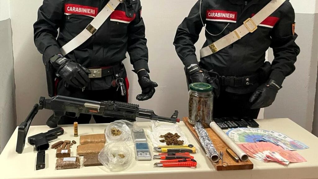 adn24 roma | non si ferma allalt dei carabinieri rintracciato in casa con armi e droga