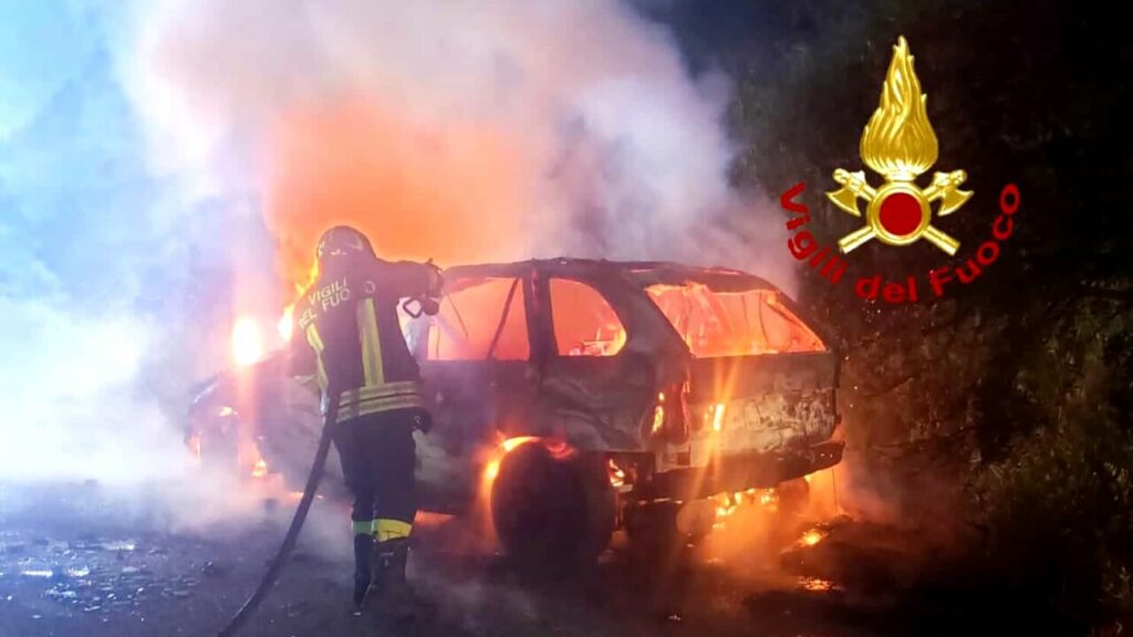 adn24 olbia | auto si schianta e prende fuoco tragedia sventata