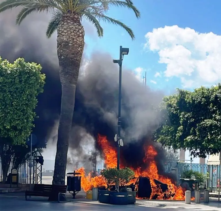 adn24 roccella ionica | auto elettrica prende fuoco in centro