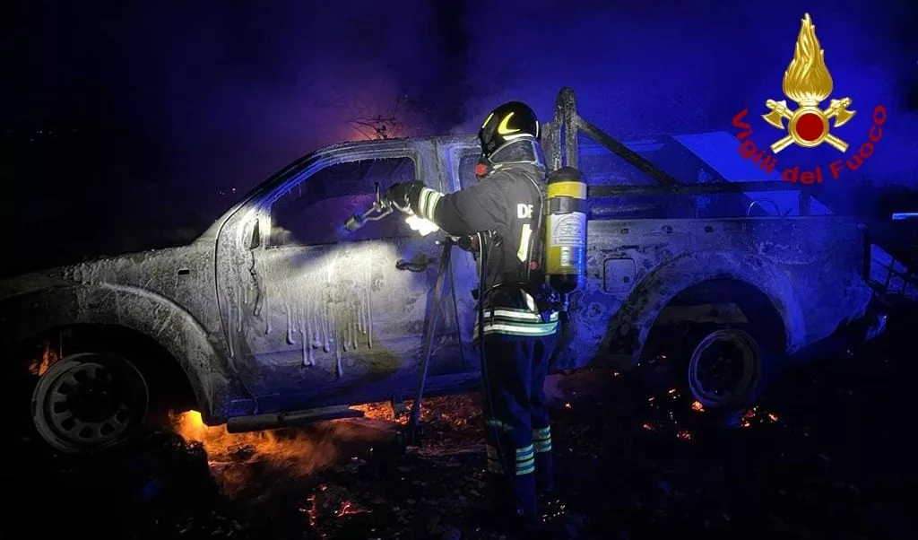 adn24 genova | rogo di auto e moto nella notte a sestri ponente