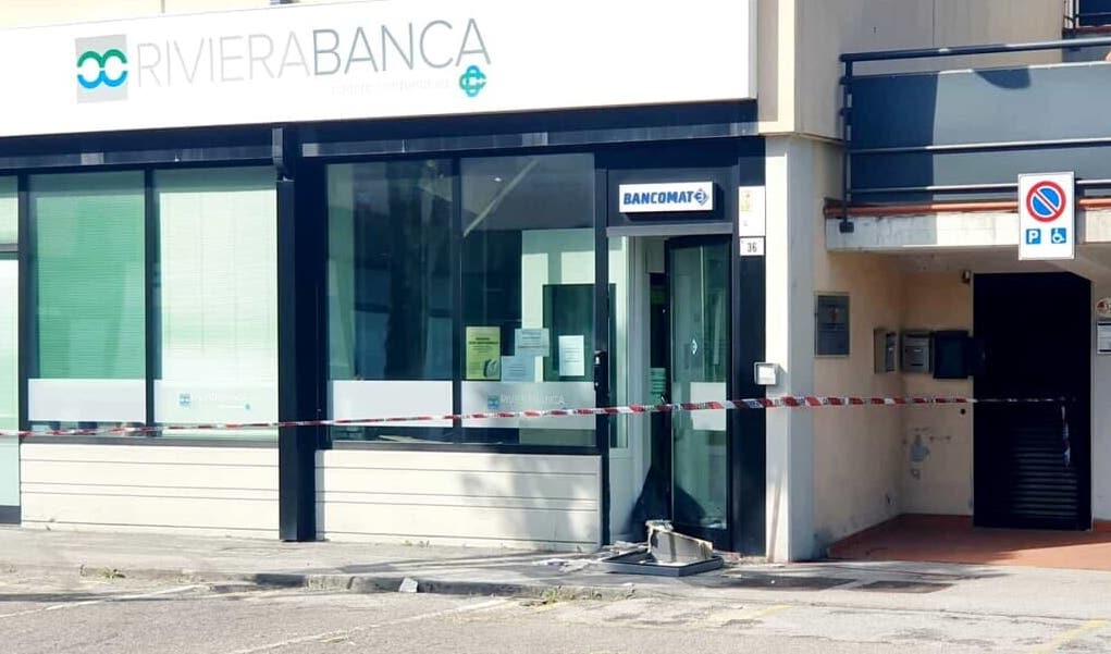 adn24 roletto to | ladri fanno saltare il bancomat nel centro commerciale