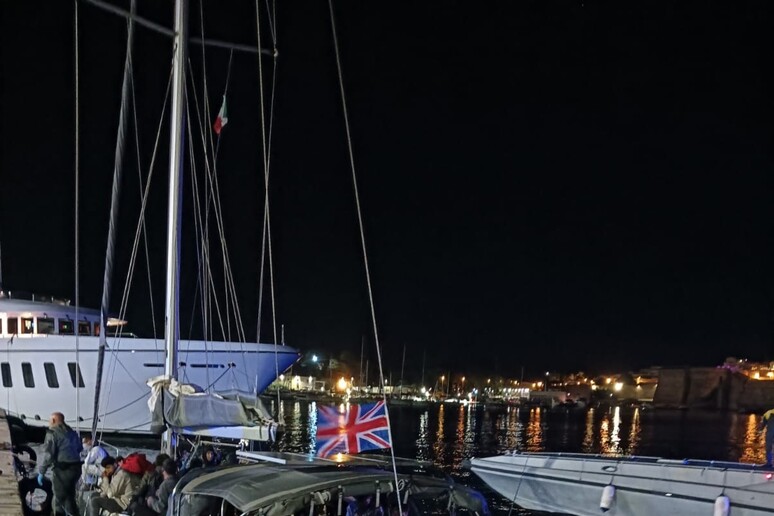  ‣ adn24 otranto | soccorsi oltre 70 migranti su barca a vela in avaria
