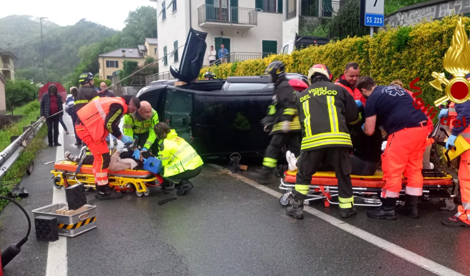 adn24 genova | auto si ribalta a bavaggi due donne ferite ma non gravi