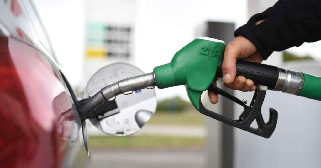 adn24 laquila | usa carta carburante del comune per far benzina allauto privata