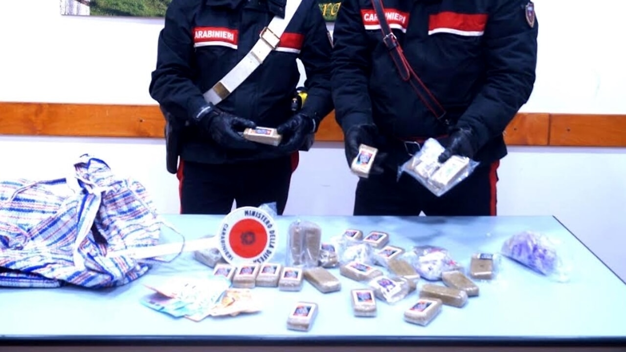 adn24 tivoli | fermato corriere della droga con 4kg di hashish e 5000€ in contanti