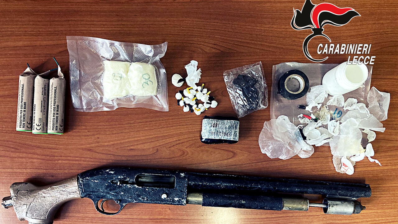  ‣ adn24 sogliano c. (le) | droga, armi e materiale esplosivo in casa: arrestato