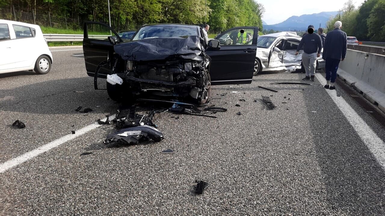 adn24 fino morasco mi | schianto in autostrada bambino gravissimo