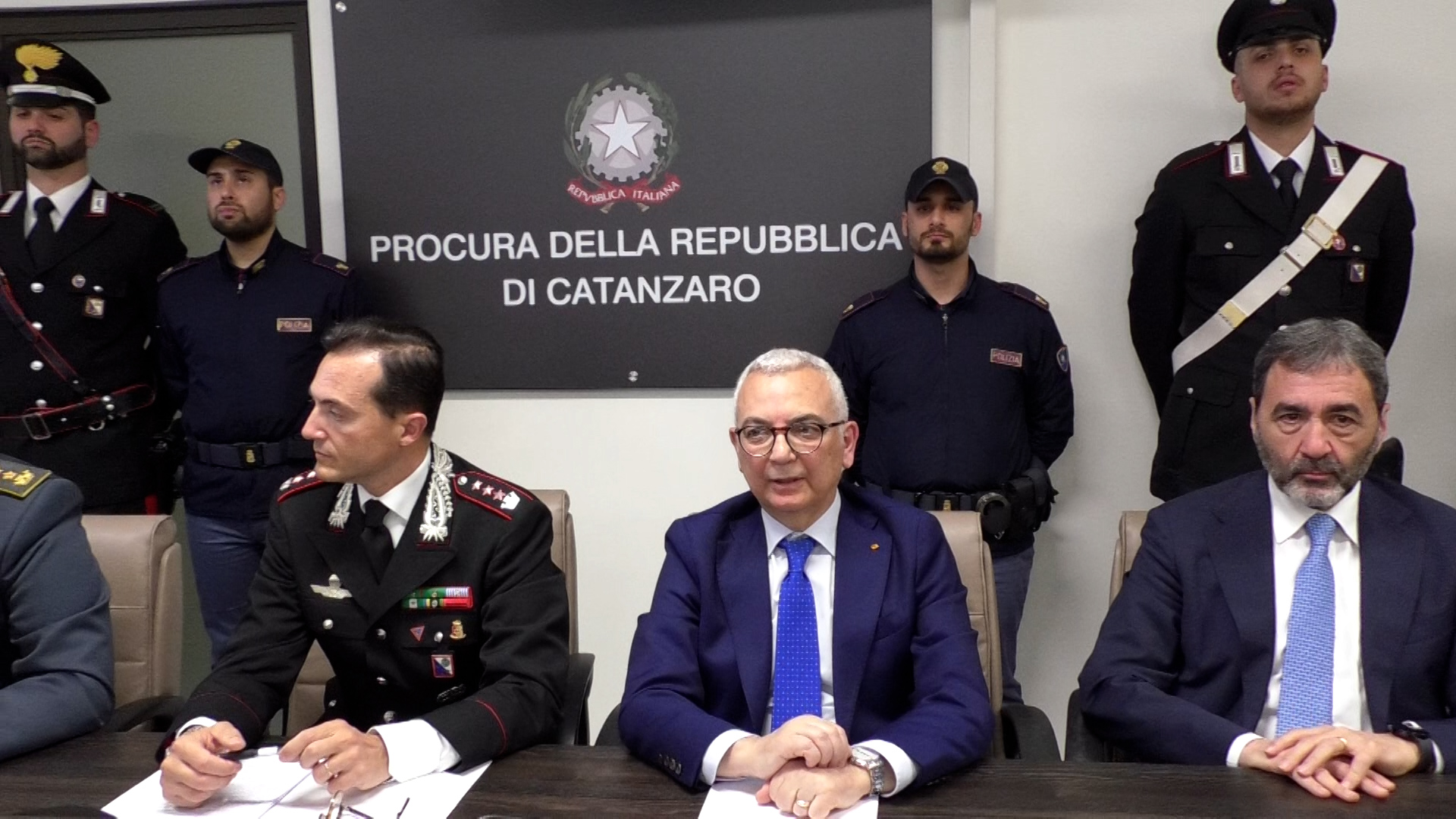 adn24 cosenza | maxi blitz per lo spaccio impiegati anche i minorenni rapporti con i clan reggini