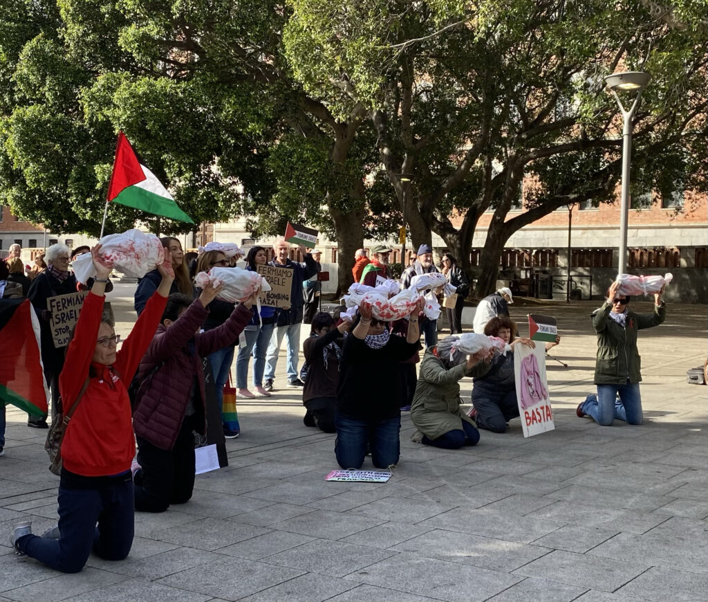 adn24 cagliari | sicurezza stradale flashmob davanti alle scuole