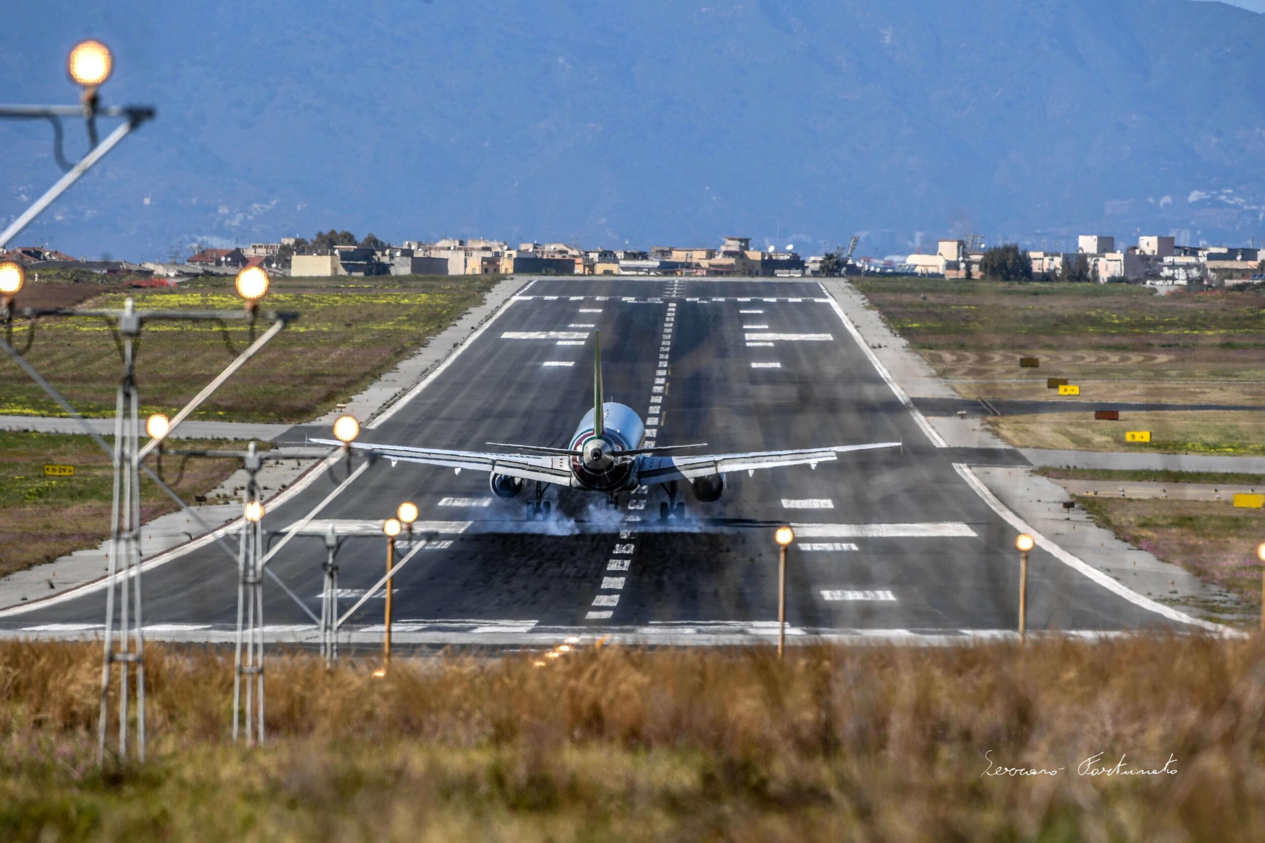 adn24 calabria | 8mila passeggeri in una settimana allaeroporto tito minniti di reggio calabria merito delle nuove tratte ryanair