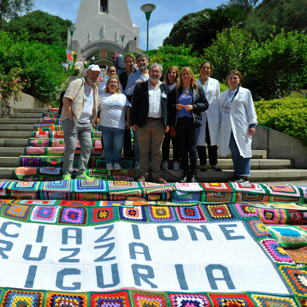 adn24 genova | avvolti dallo stesso arcobaleno tutti insieme per ricordare limportanza delle cure palliative pediatriche