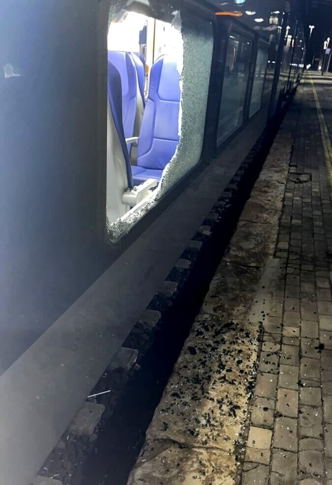  ‣ adn24 piacenza | vandalizzano un treno e aggrediscono un passeggero con una bottiglia
