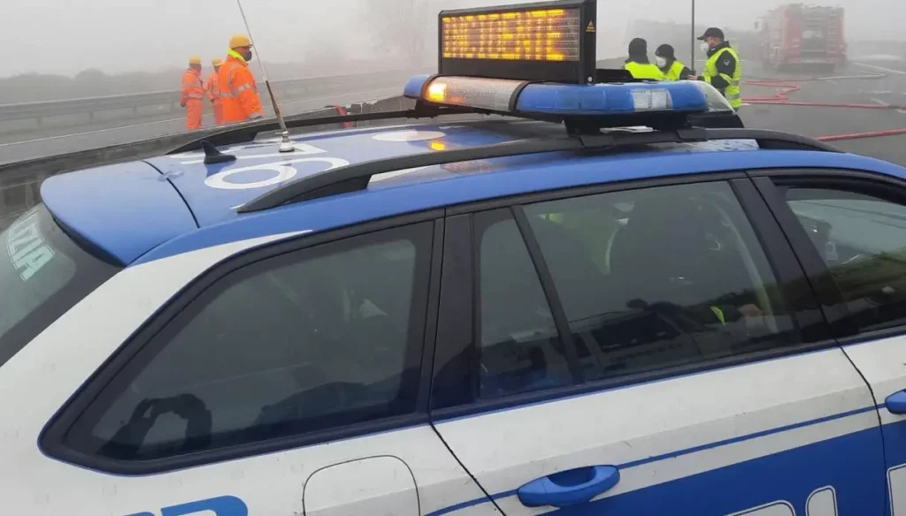 adn24 bari | incidente sulla14 furgone si ribalta traffico bloccato